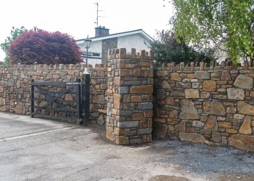 Wall and pillar with electric gate