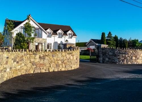 Country house with stone driveway walls