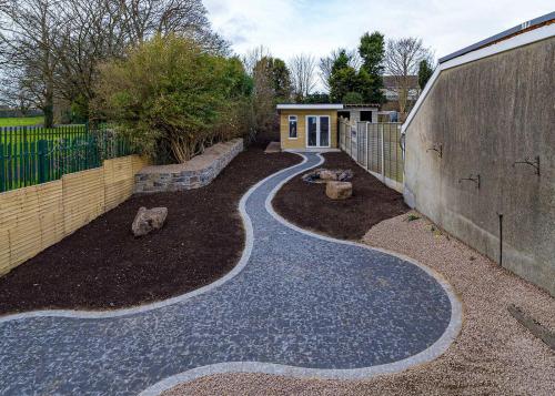 curved garden walkway